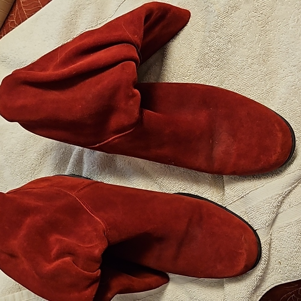 Ladies size 10m faux suede ankle 👢 boot red